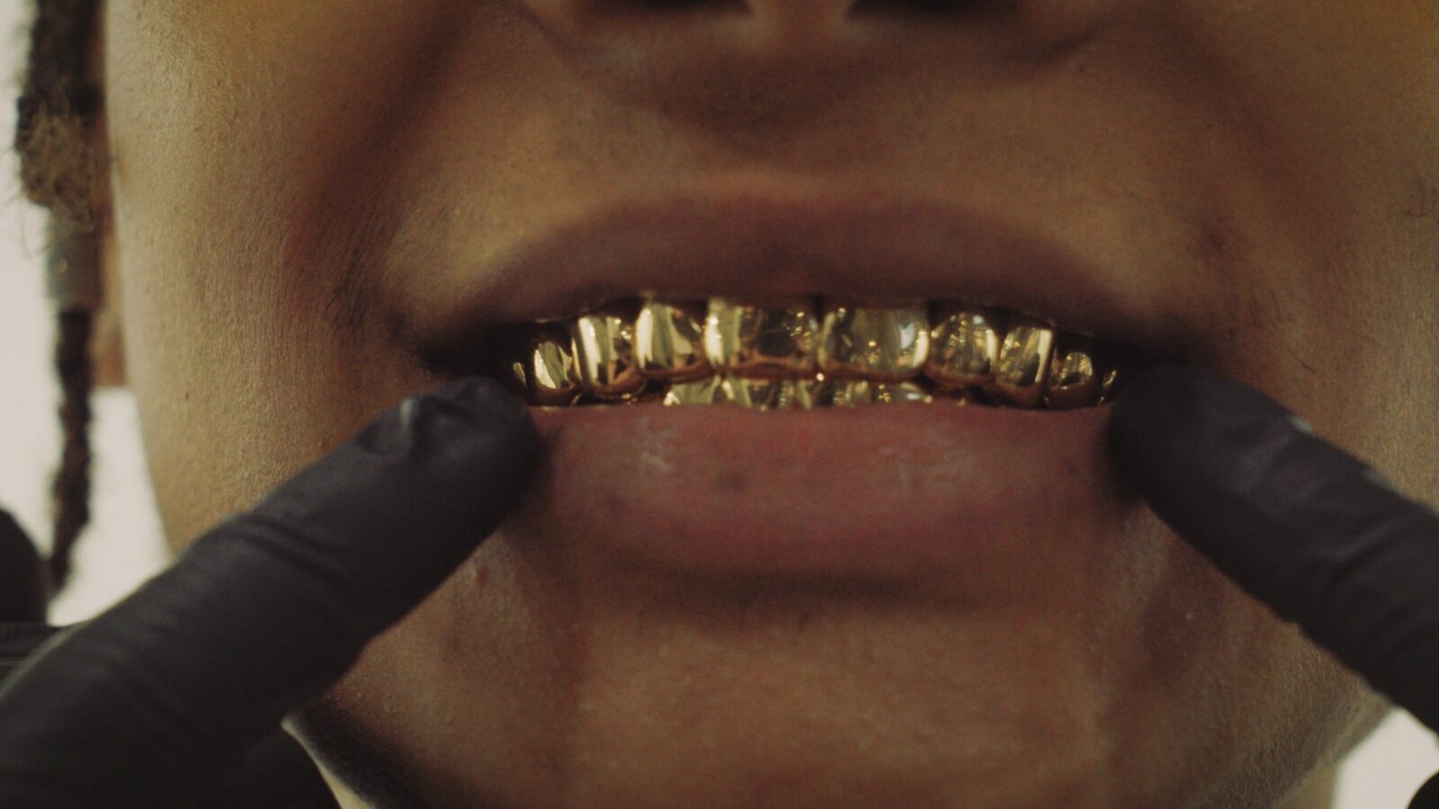 Mit 25 der bekannteste Grillz-Maker der Schweiz - Still 3