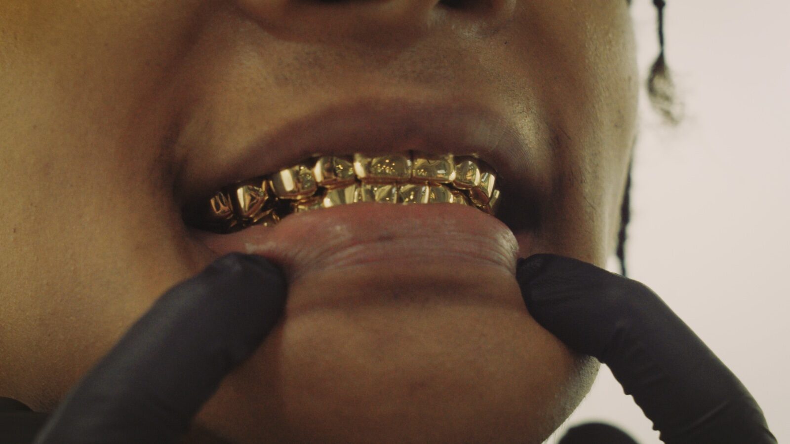 Mit 25 der bekannteste Grillz-Maker der Schweiz - Still 4