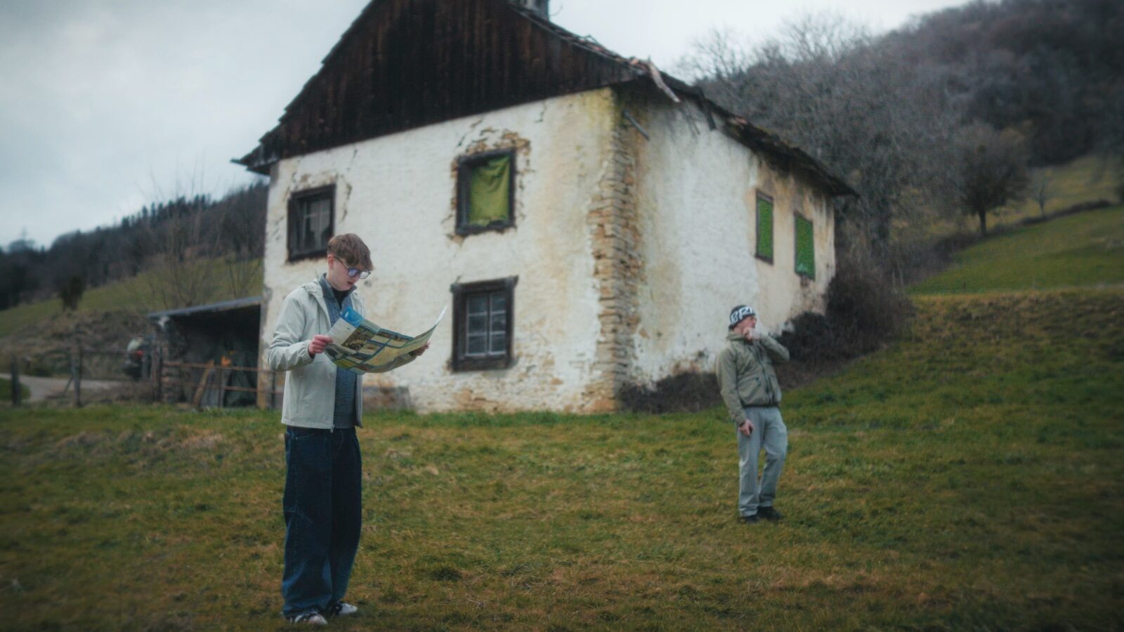 OVE x Chilly Gonzales x Jaymee x Lugatti - DANS LA SCHEISSE - Still 11